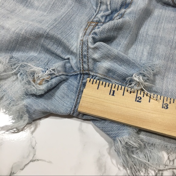 Old Navy Cut Off Jeans Light Wash 1 - Picture 7 of 7
